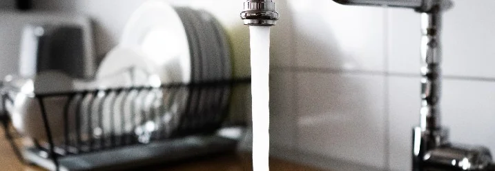 Wasserhahn mit laufendem Wasser